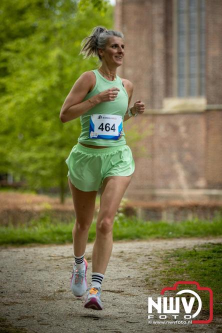 Volle terrassen, bruisende kleedjesmarkt en sportieve Wallenloop: Elburg leeft tijdens koningsdag! - &copy; NWVFoto.nl